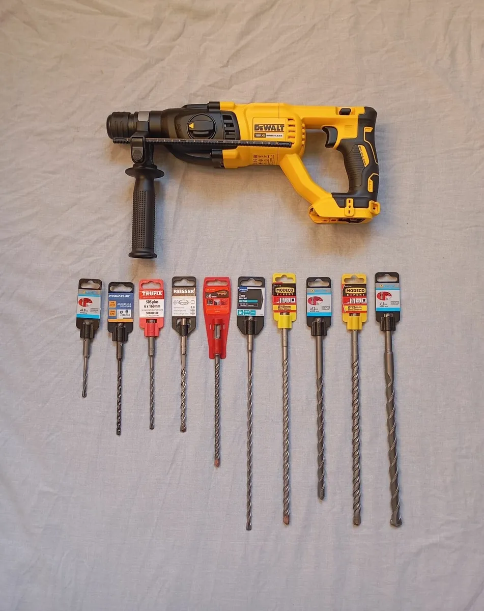 DeWalt dch033 SDS Masonry Drill & Bits - Image 1