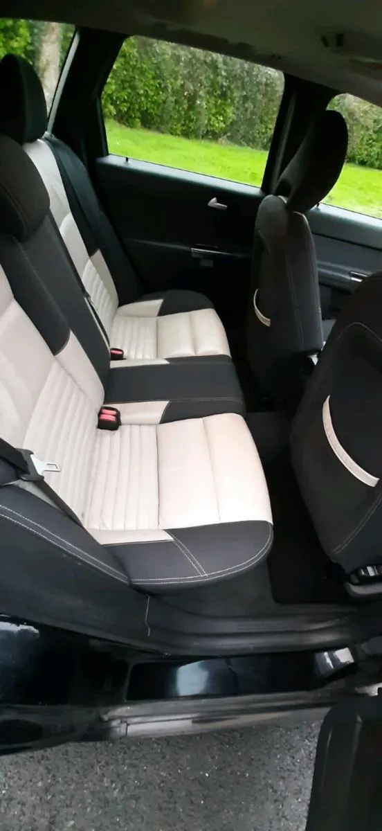 2011 volvo v50 1.6d r.design - Image 2