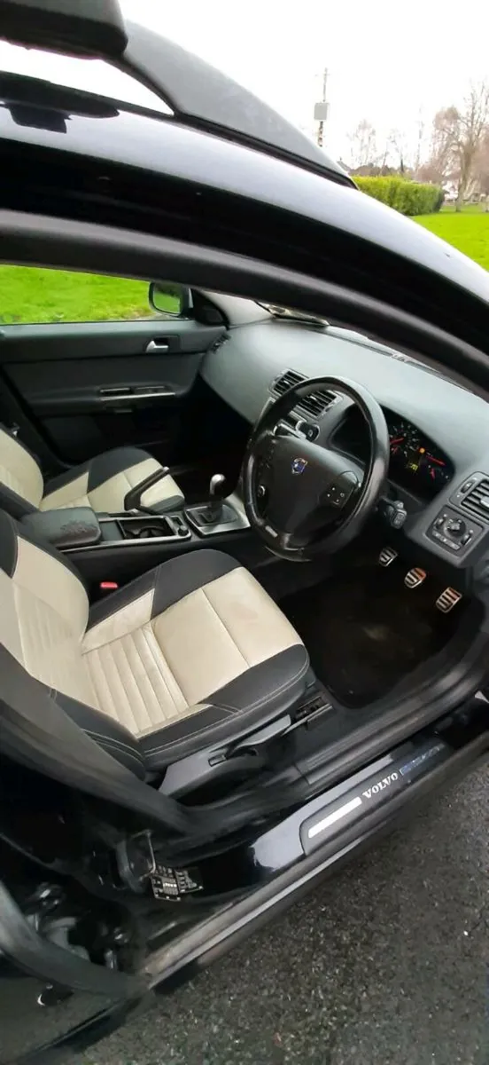 2011 volvo v50 1.6d r.design - Image 3