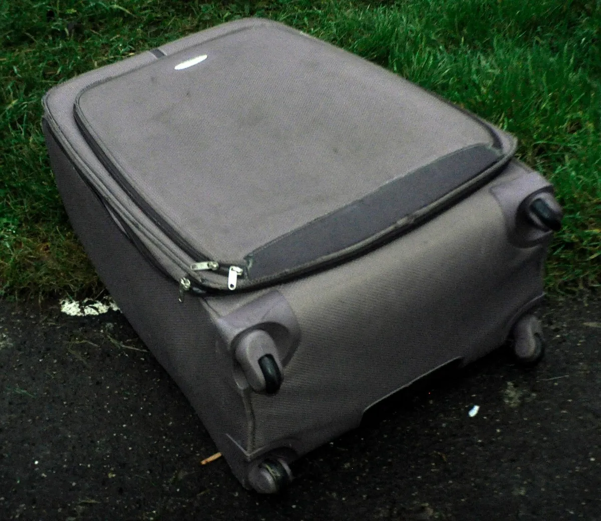 Grey Samsonite Large Suitcase - Image 4