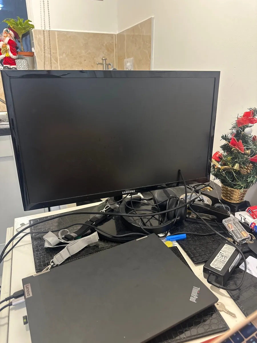 Samsung Monitor - 24 inches - Image 1