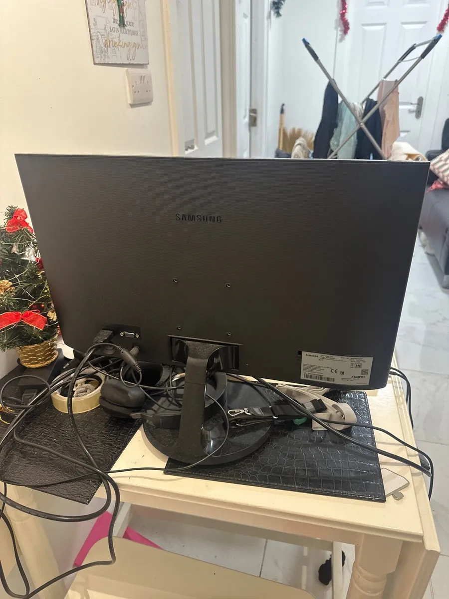 Samsung Monitor - 24 inches - Image 2