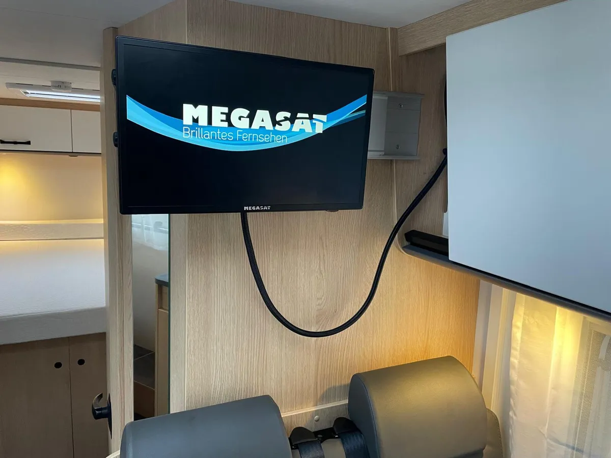 2024 Sunlight V69 3 Berth - Image 4