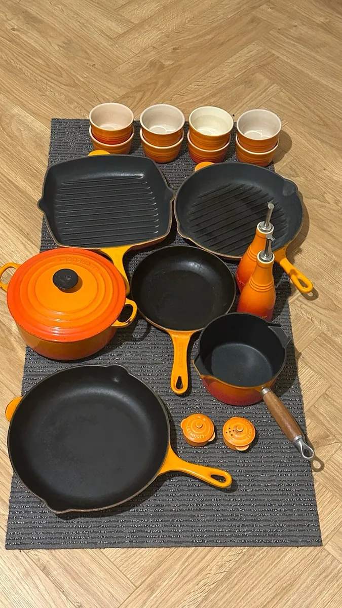 Le creuset pots pans salt pepper shakers, pourers - Image 1