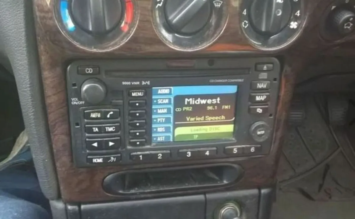 Ford 9000 VNR CD Player/ RDS Stereo & Sat Nav - Image 2