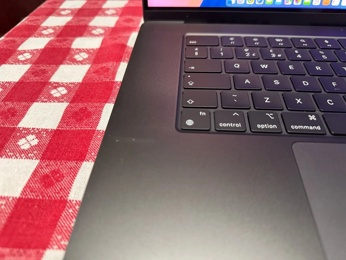 Macbook Pro 16 inch M3 Pro 18 Gb 512 SSD - Image 2