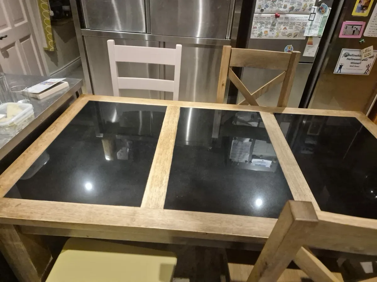 Solid wooden table - Image 1