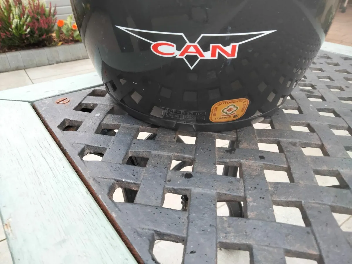 Motorcycle helmet - Image 1