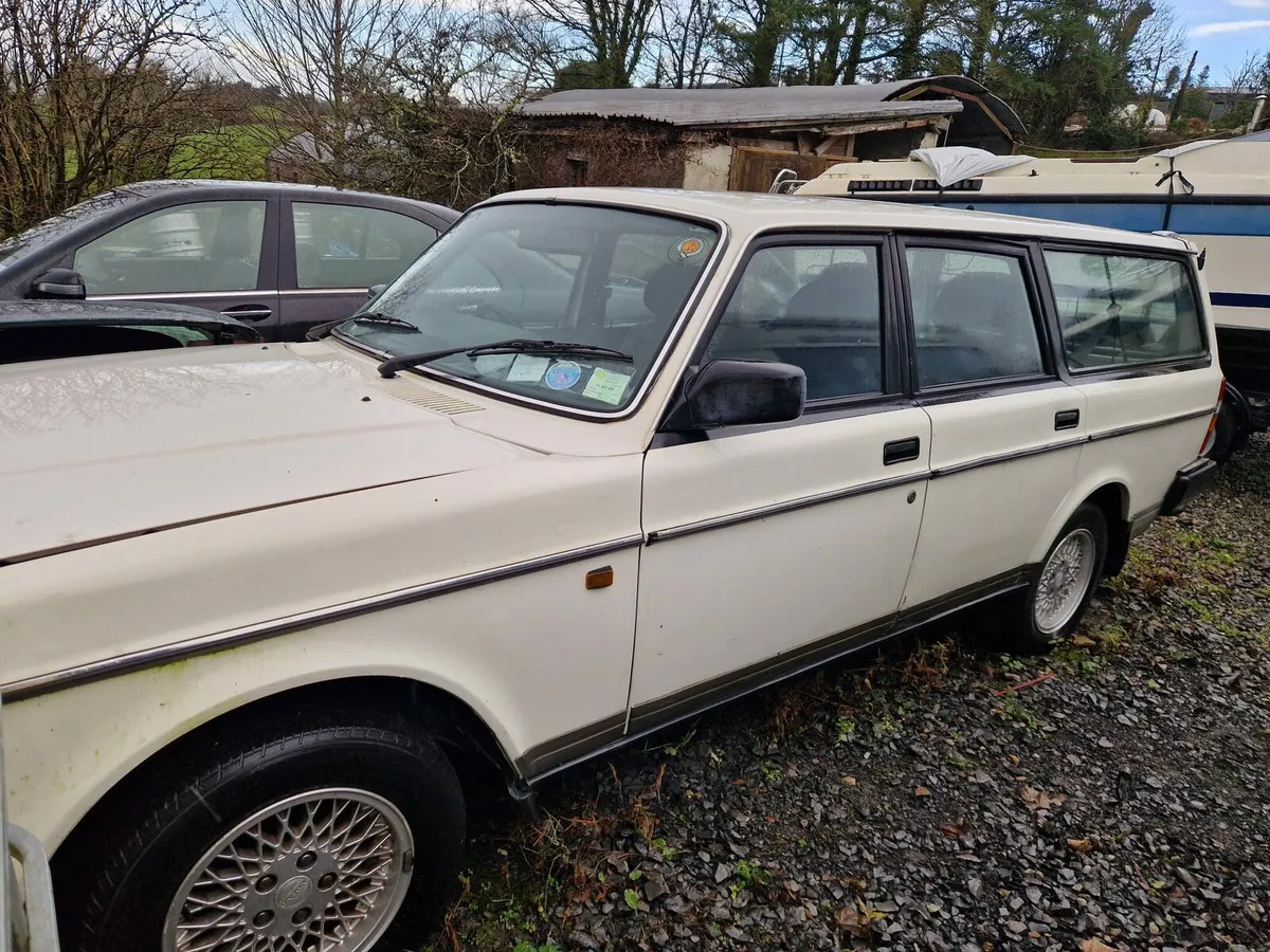 Volvo 240 and pajero - Image 1