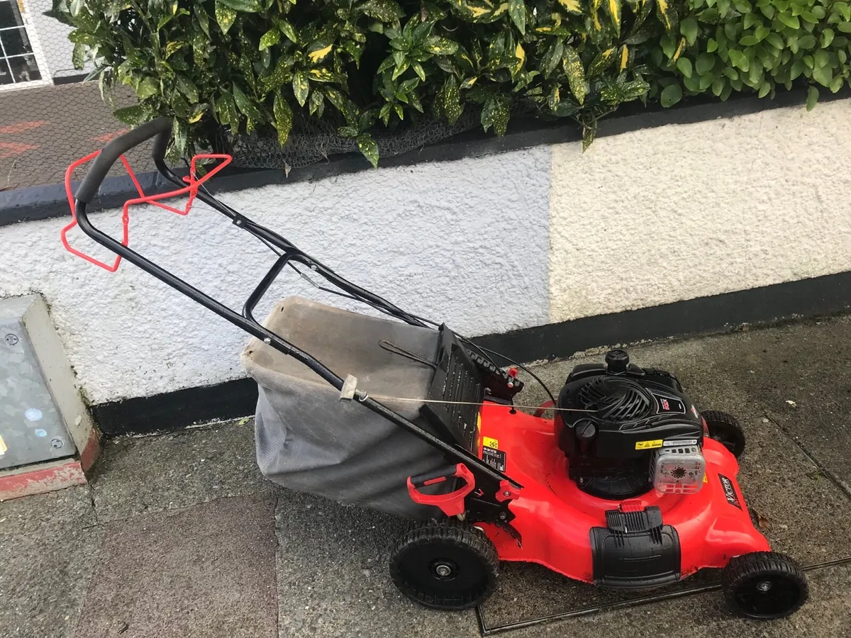 Briggs and stration Self drive lawnmower - Image 2