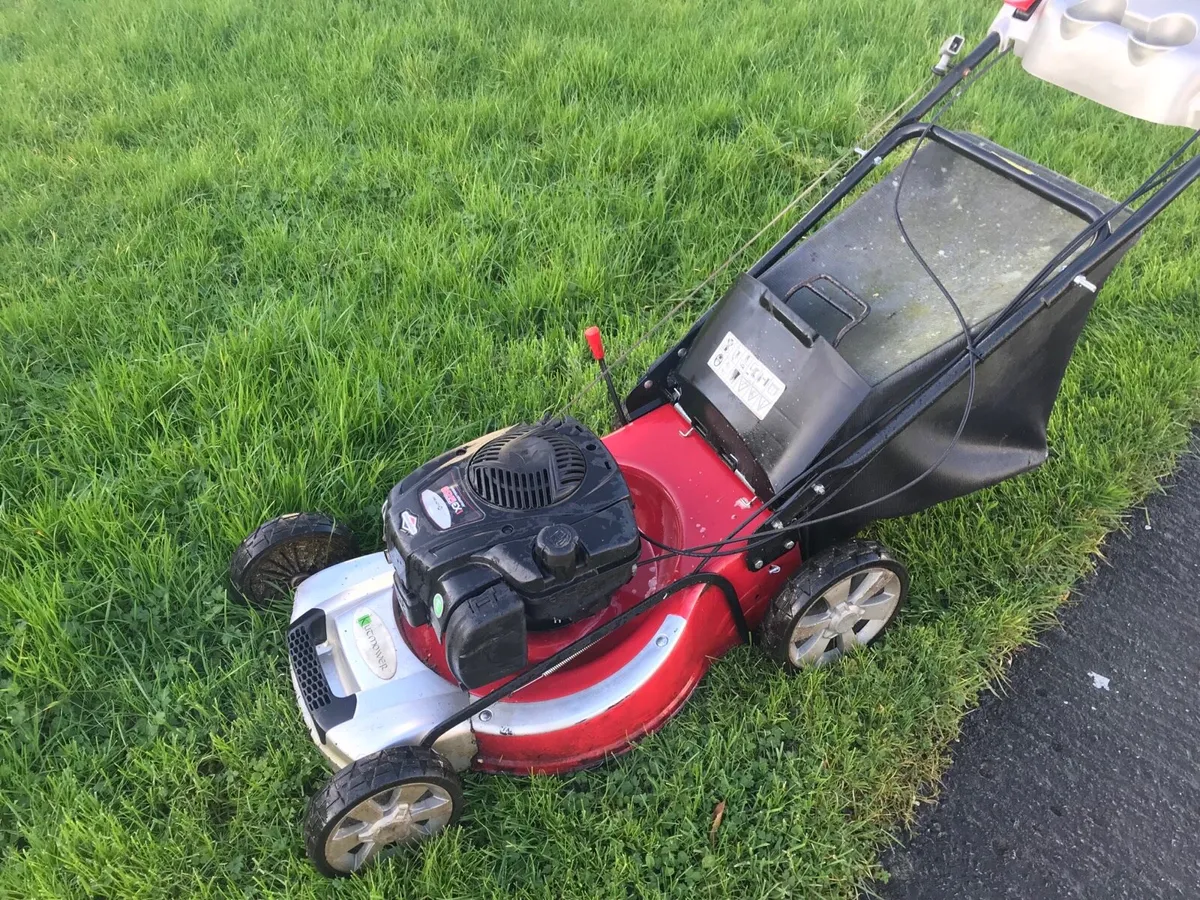 Briggs and stration Self drive lawnmower - Image 2