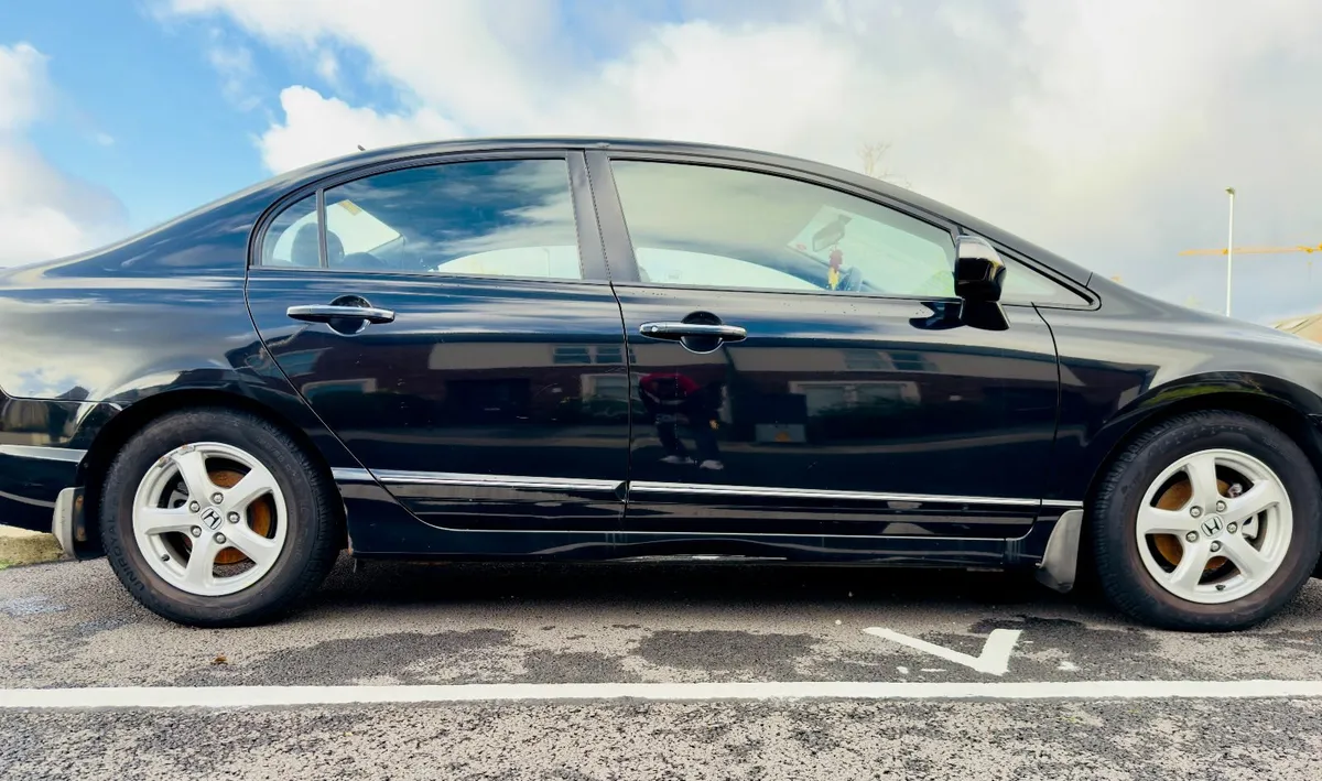 Honda Civic 2010 - Image 2