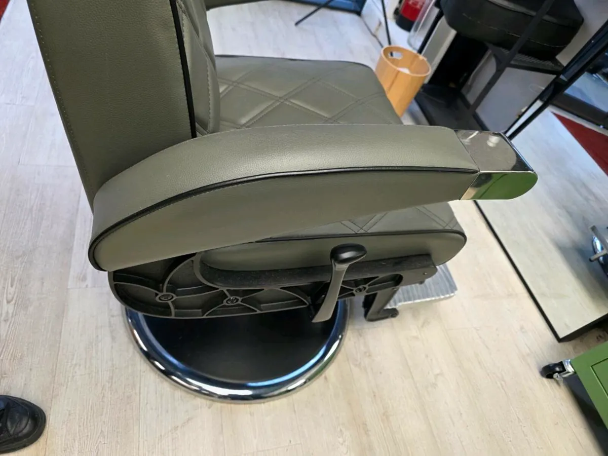 Brand new barber chair & Hairdressing towels - Image 3