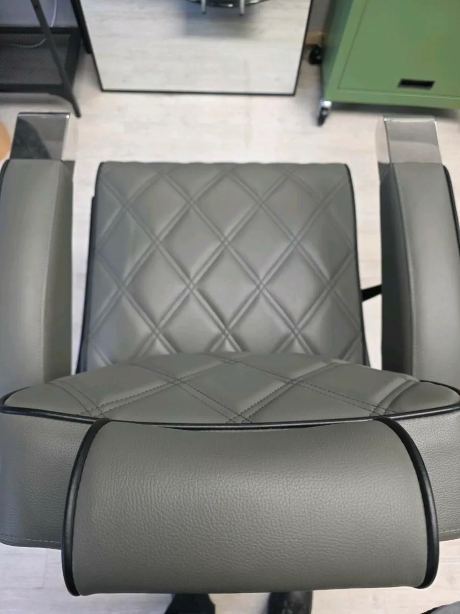 Brand new barber chair & Hairdressing towels - Image 4