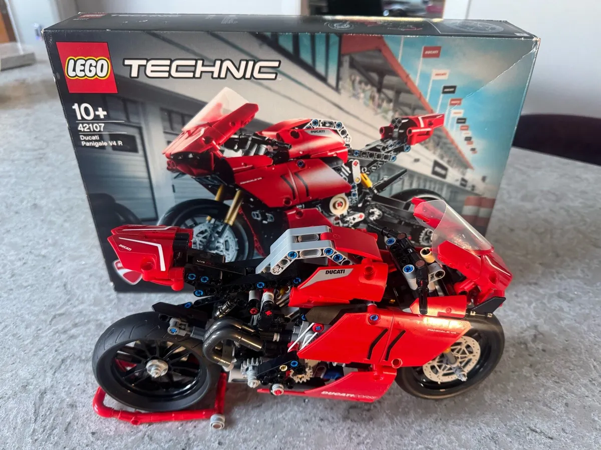 Lego Technic Ducati V4 R - Image 1