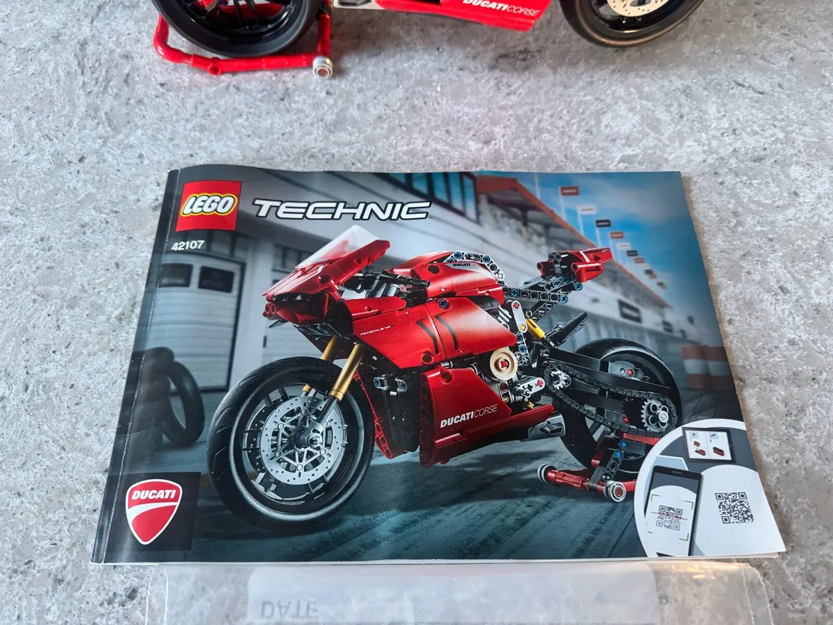 Lego Technic Ducati V4 R - Image 2