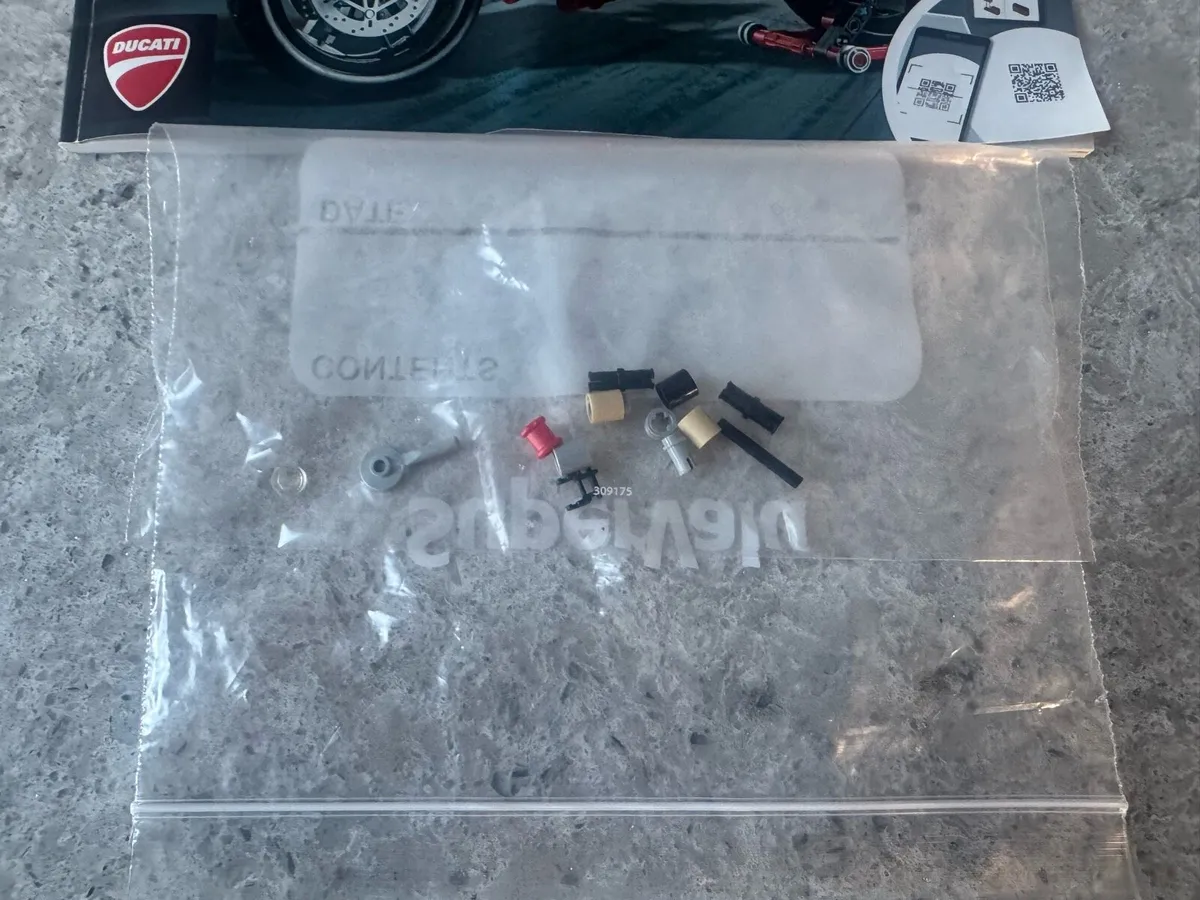 Lego Technic Ducati V4 R - Image 3