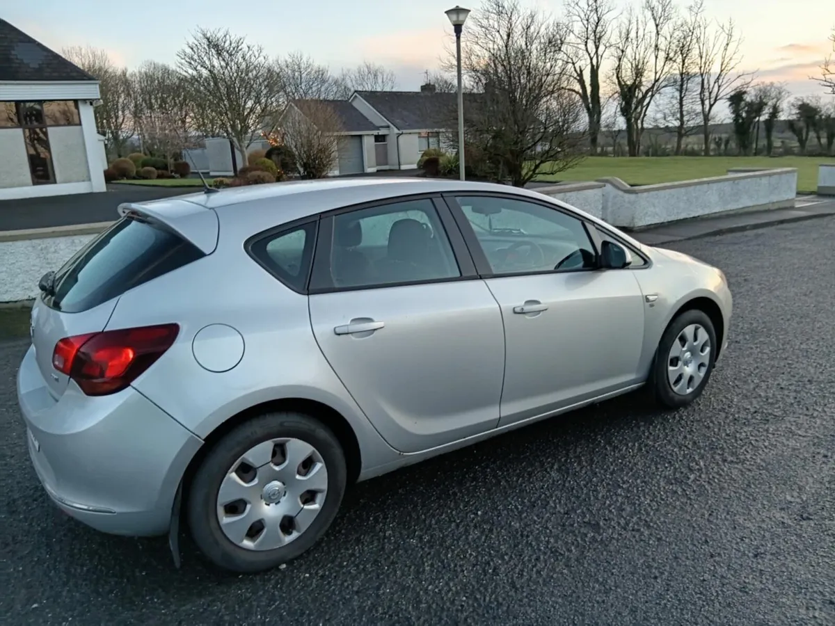 2013 Opel  Astra 1.7Diesel Hatchback - Image 3