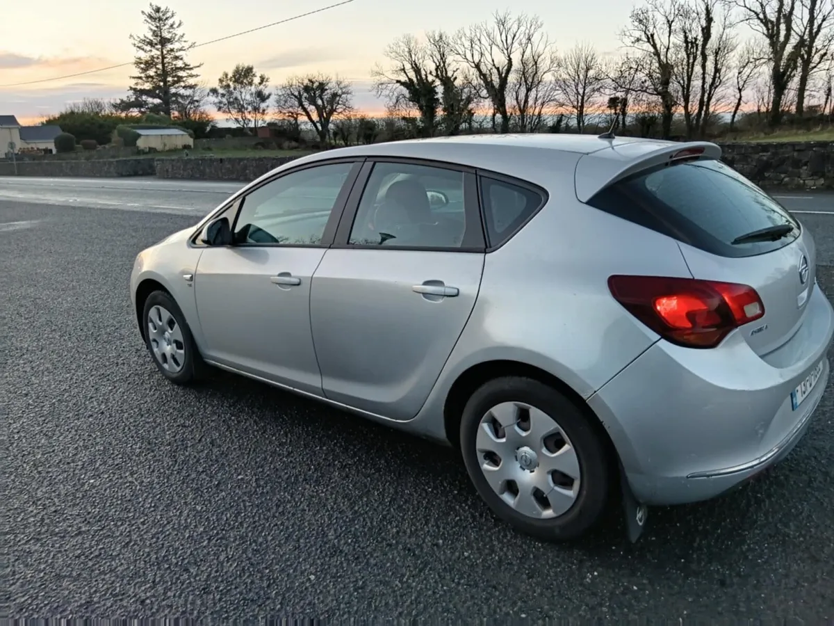 2013 Opel  Astra 1.7Diesel Hatchback - Image 4