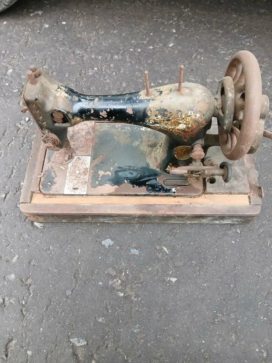 Old sewing machine - Image 1