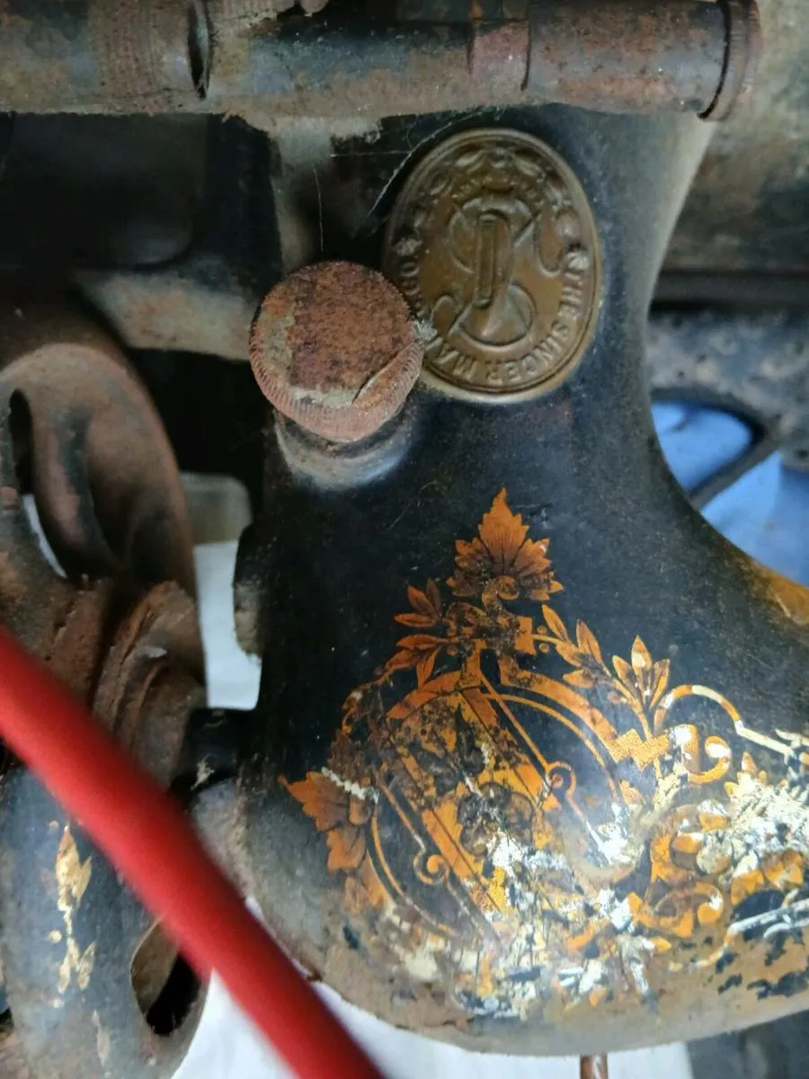 Old sewing machine - Image 3
