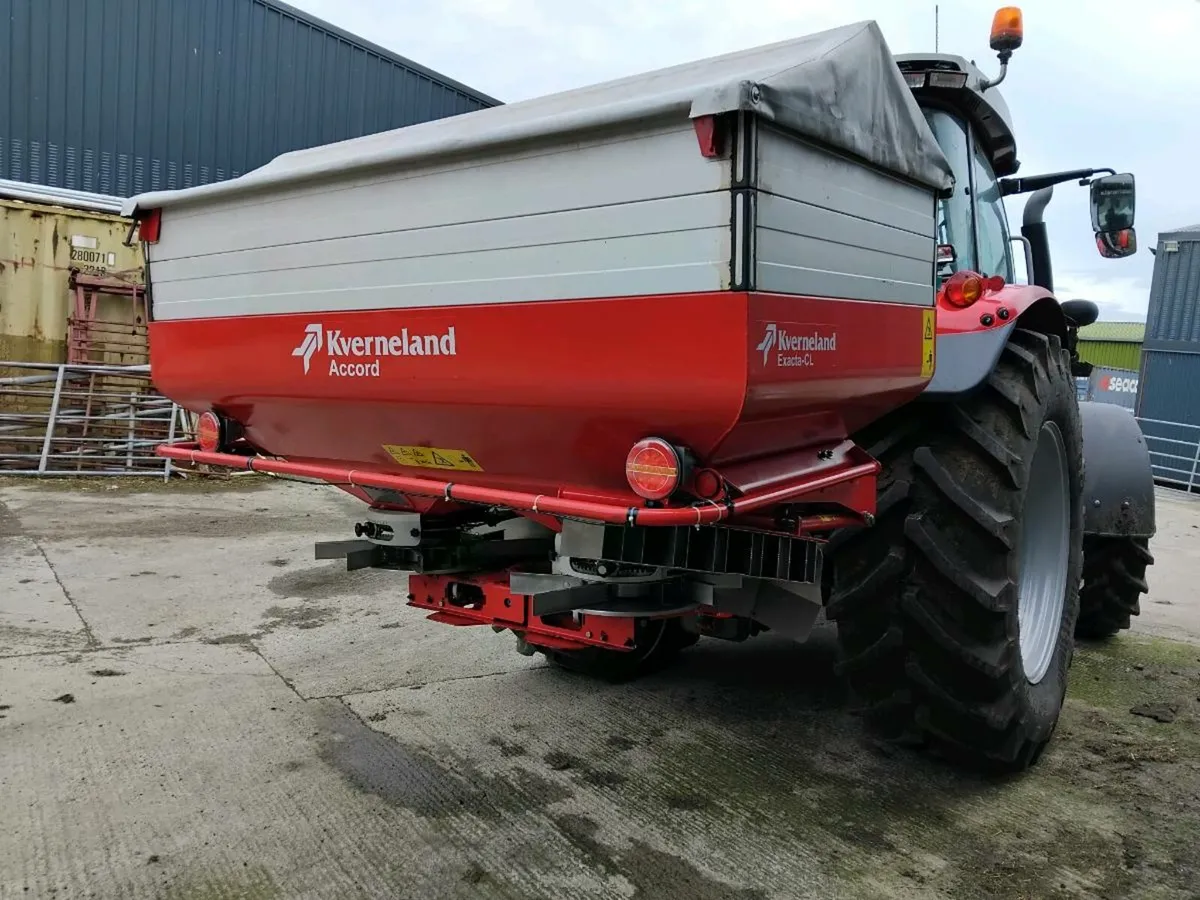 Fertiliser spreader - Image 1