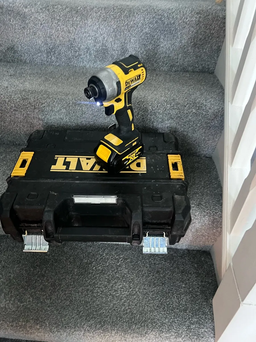 Dewalt impact drill and battery - Image 1
