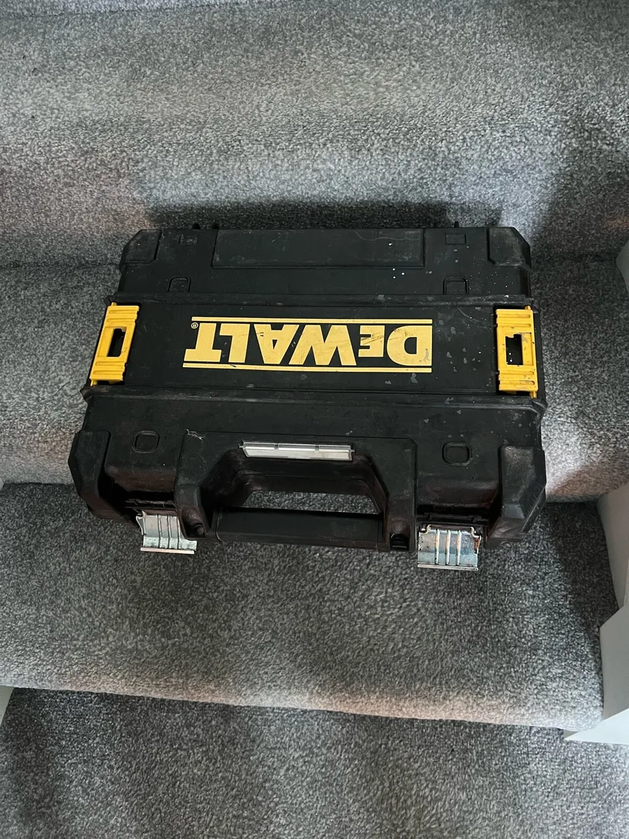 Dewalt impact drill and battery - Image 3
