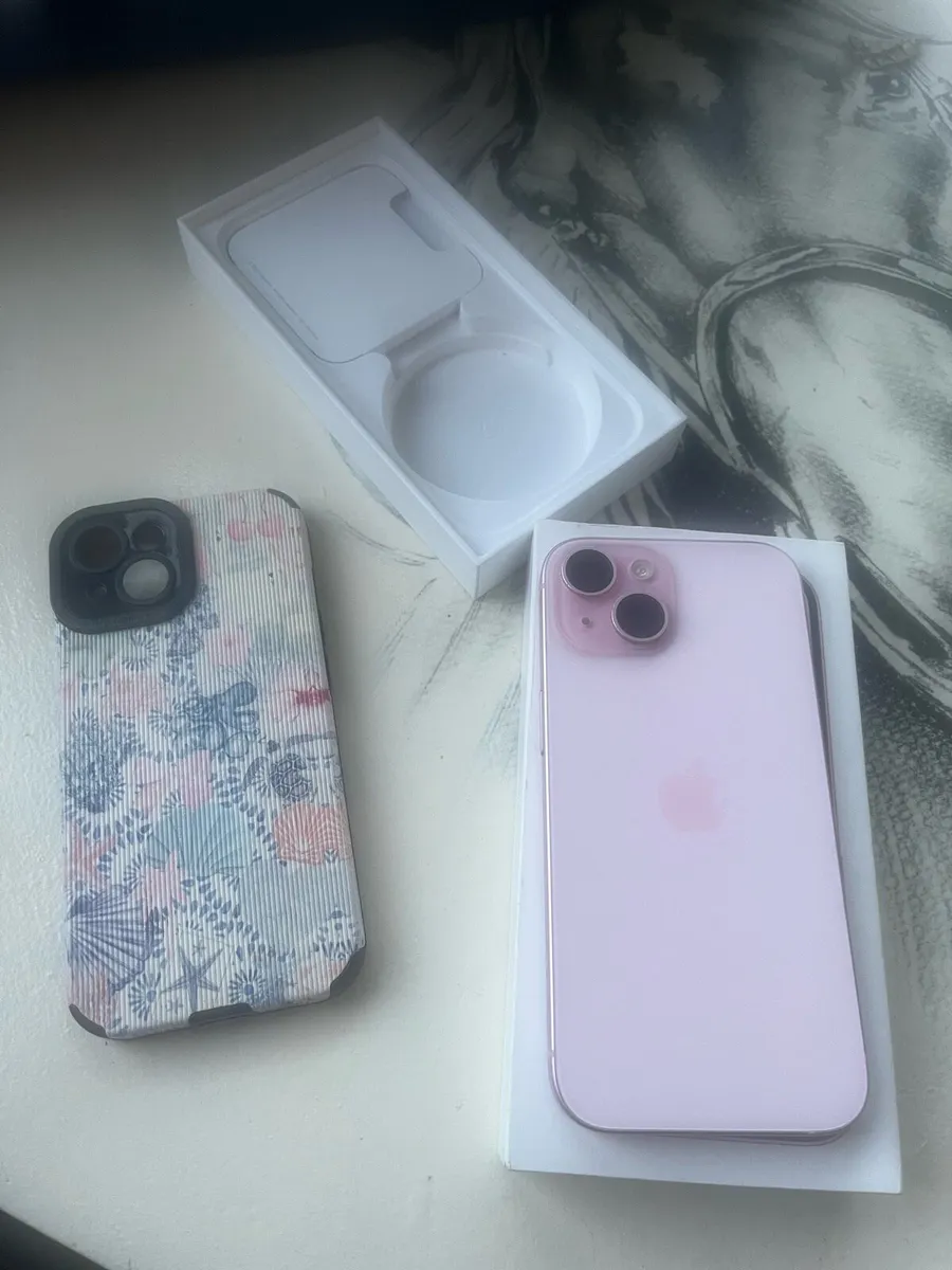 iPhone 15 - Image 2