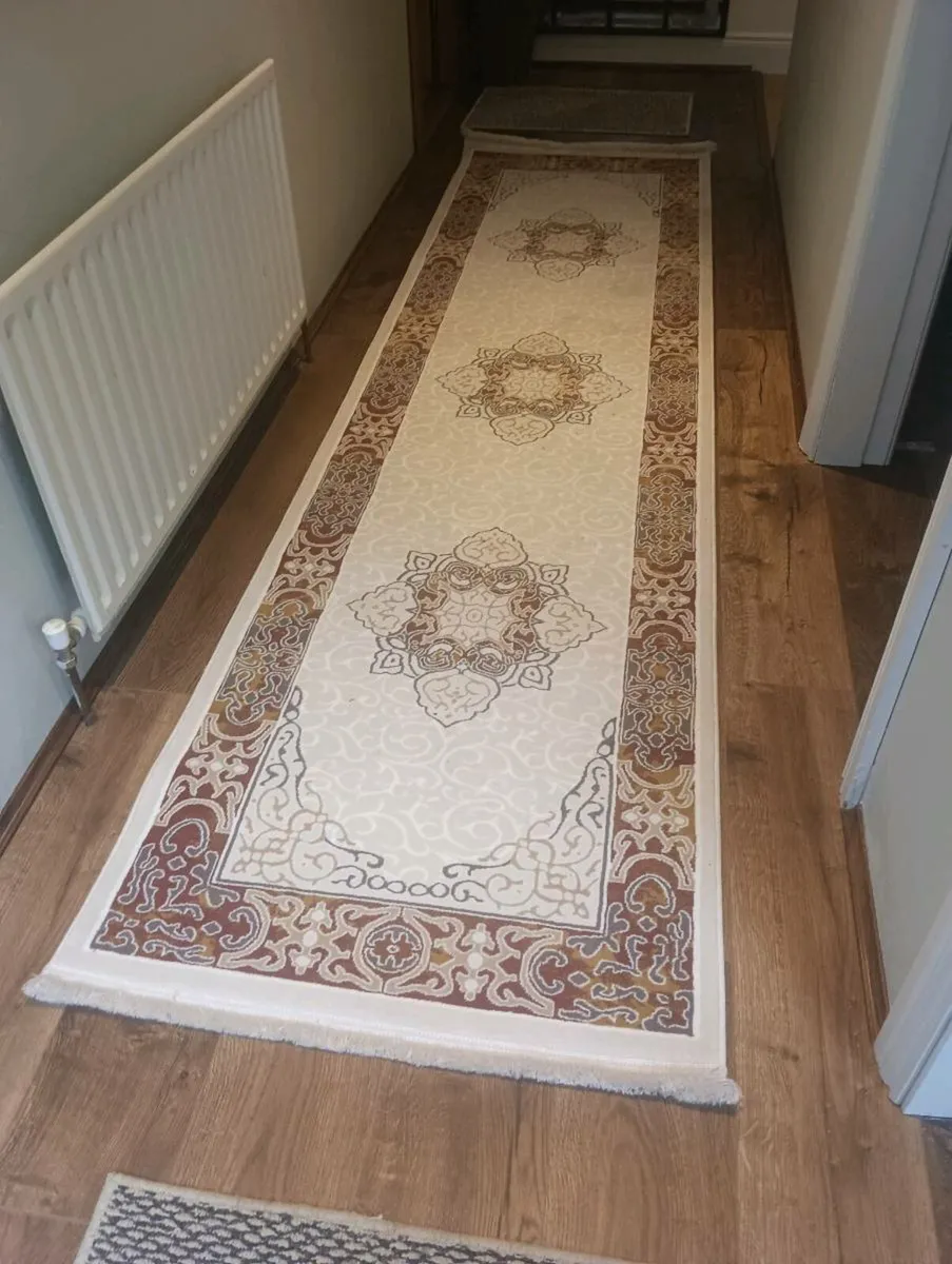 Beautiful quality runner,new 75 Euro - Image 1