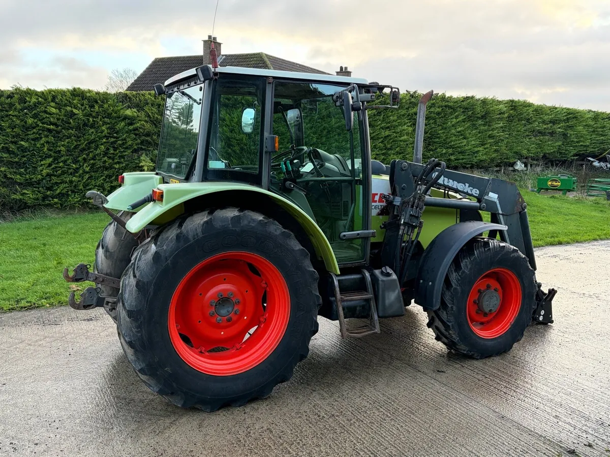 Claas 446 and loader - Image 4