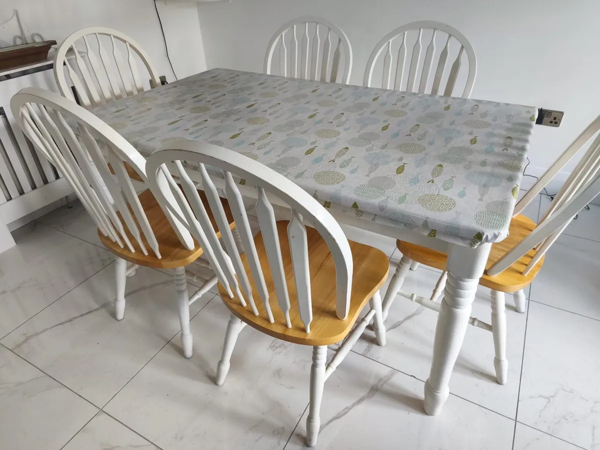 Perfect tile topped table with 6 chairs - Image 1