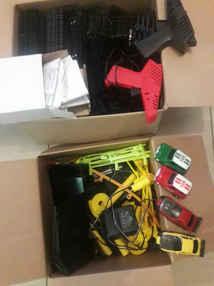 Old Scalextric set with 4 cars , not original box - Image 3