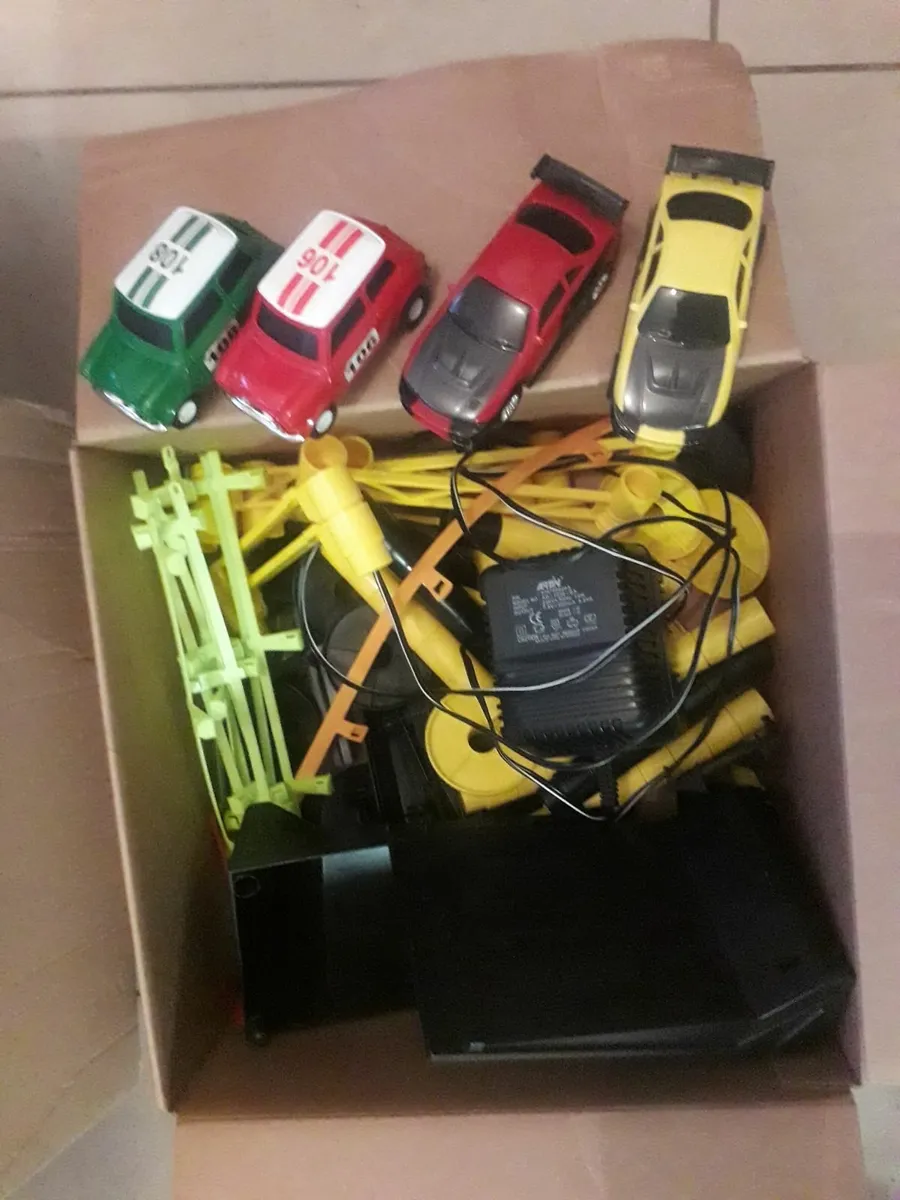Old Scalextric set with 4 cars , not original box - Image 4