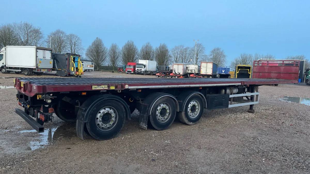 2015 SDC Flat Trailer Rear Steering axle Lift Axle - Image 2