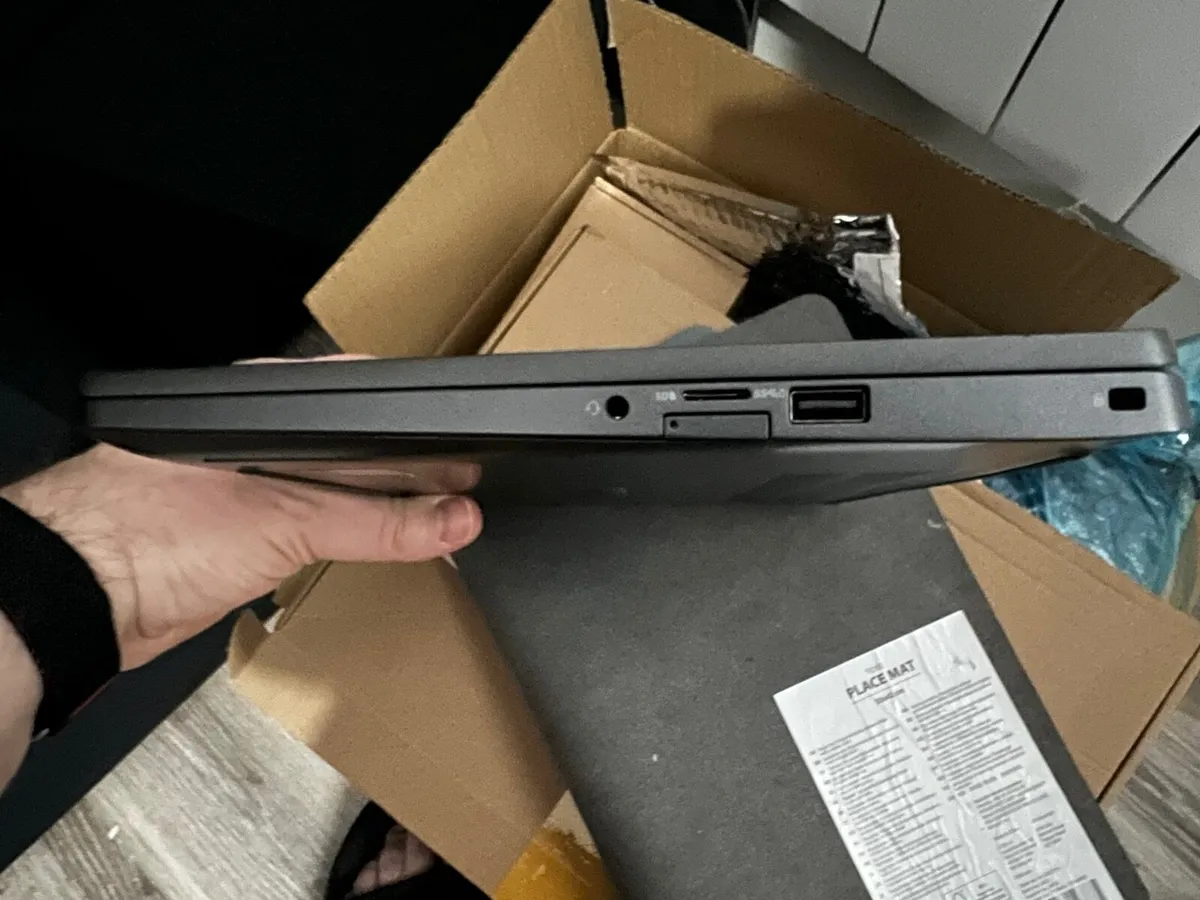 Dell latitude 5300 2 in 1 - Image 2