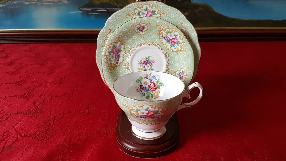 QueenAnne England Gainsborough Cabinet Teaset Trio - Image 2