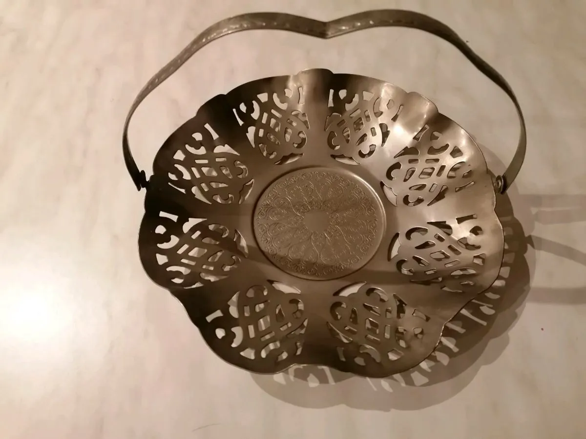 Vintage Lovelace Basket - Image 1