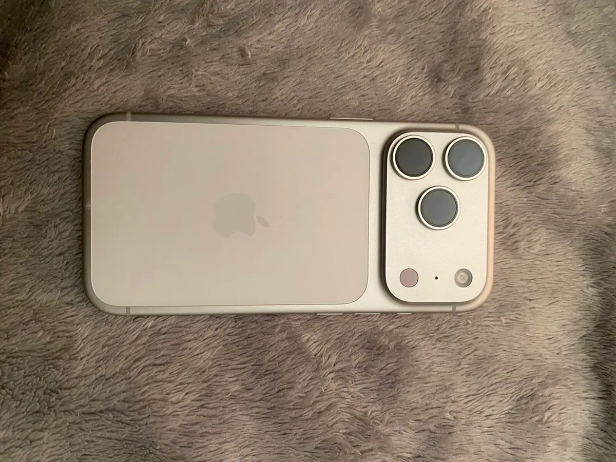 Iphone 17 pro Read Description - Image 1