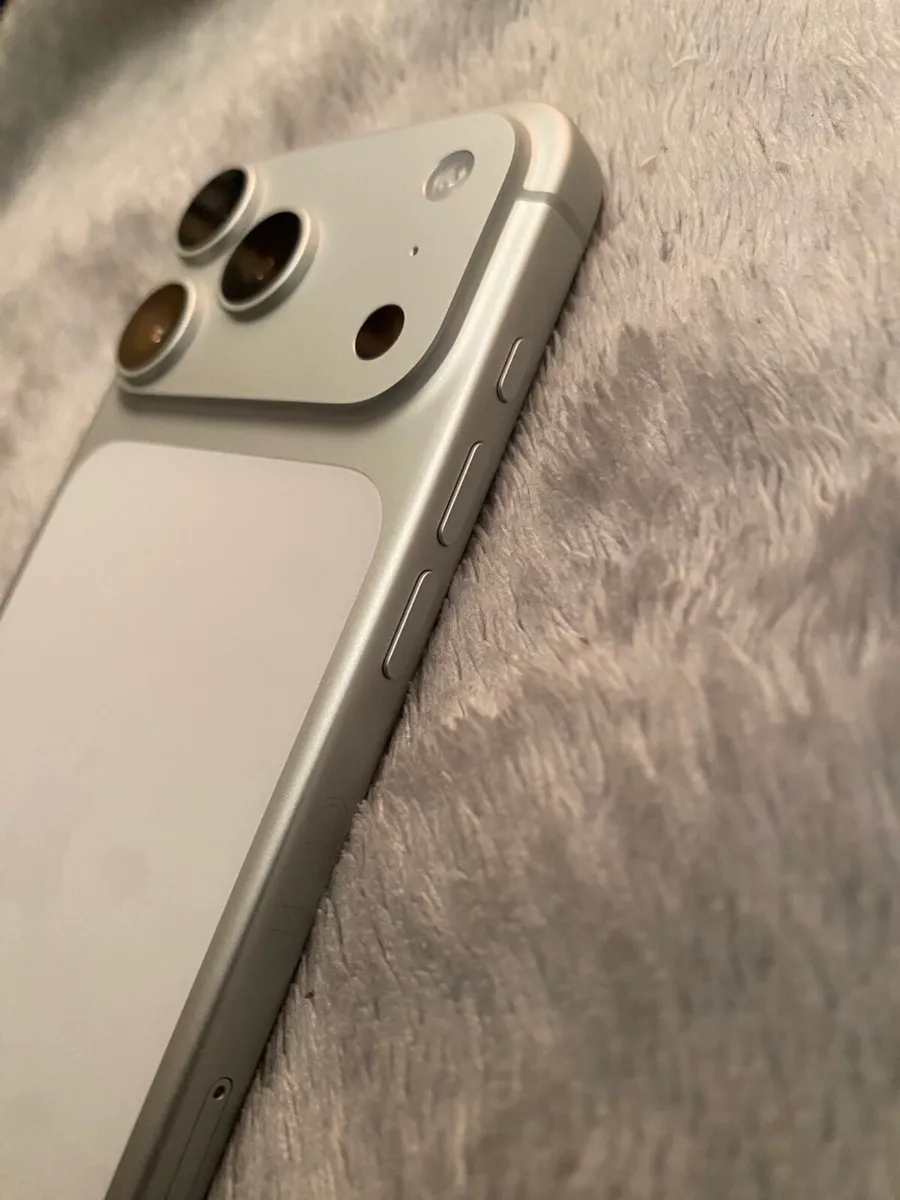 Iphone 17 pro Read Description - Image 2