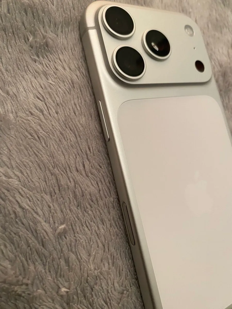Iphone 17 pro Read Description - Image 3