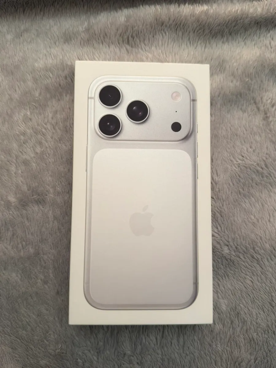 Iphone 17 pro Read Description - Image 4