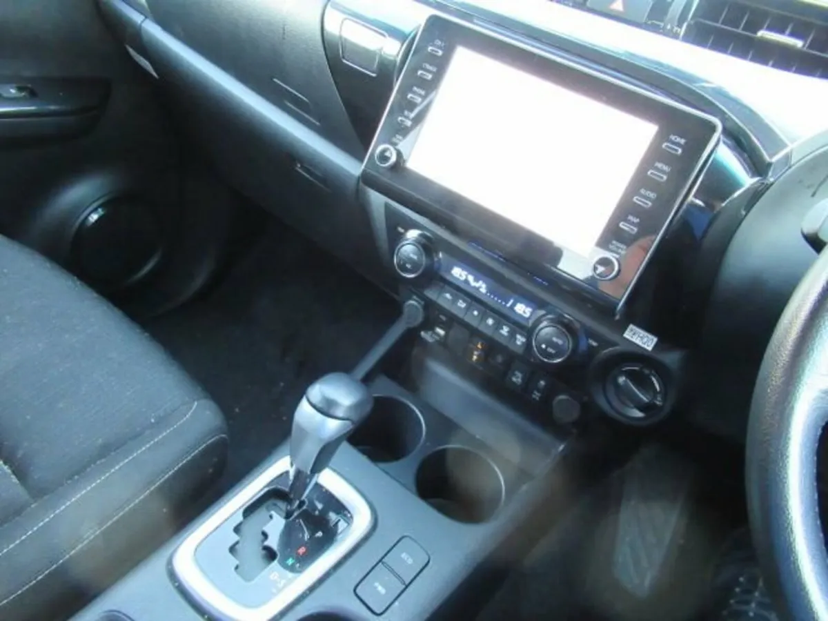 2.4 D-4D Invincible Pickup D/C 4dr Diesel Auto 4WD - Image 4