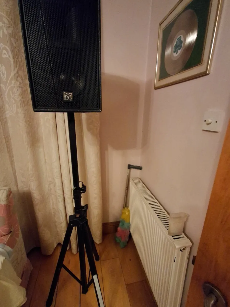 Music speakers snd stand and amplifier - Image 1