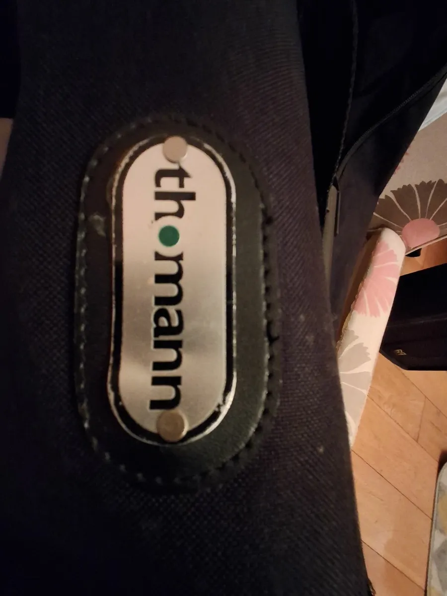 Music speakers snd stand and amplifier - Image 3