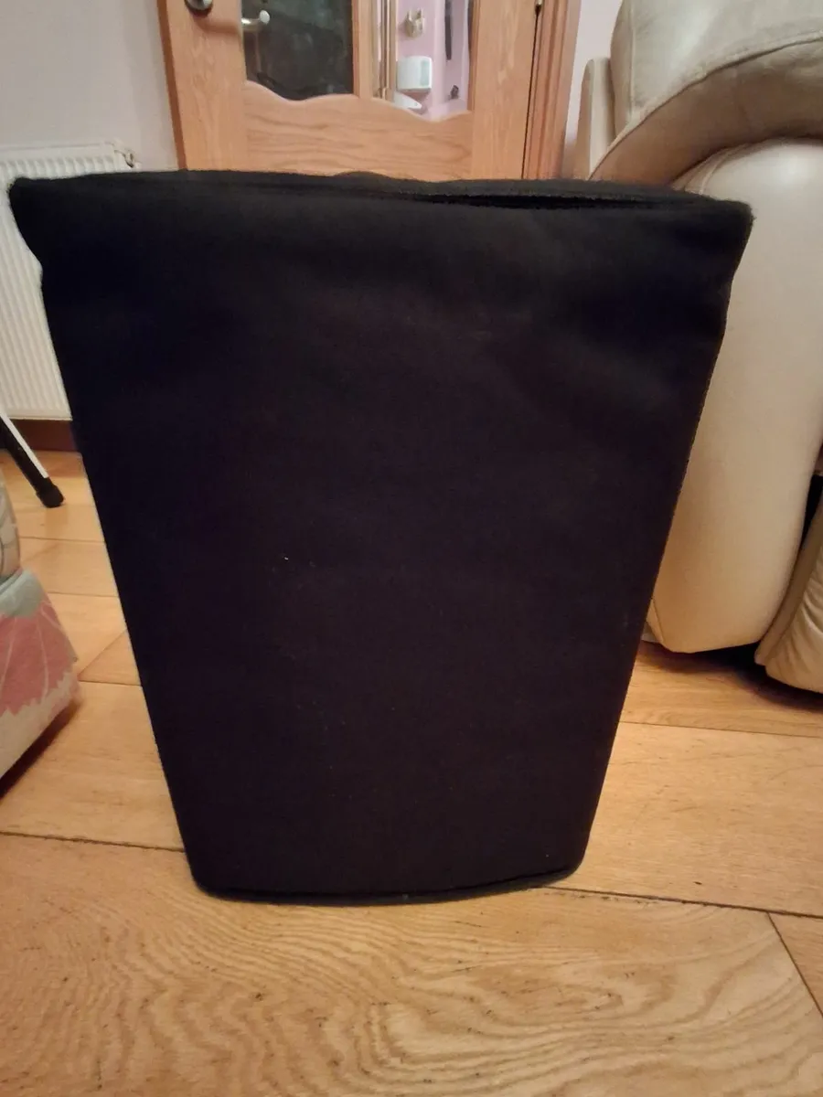 Music speakers snd stand and amplifier - Image 4