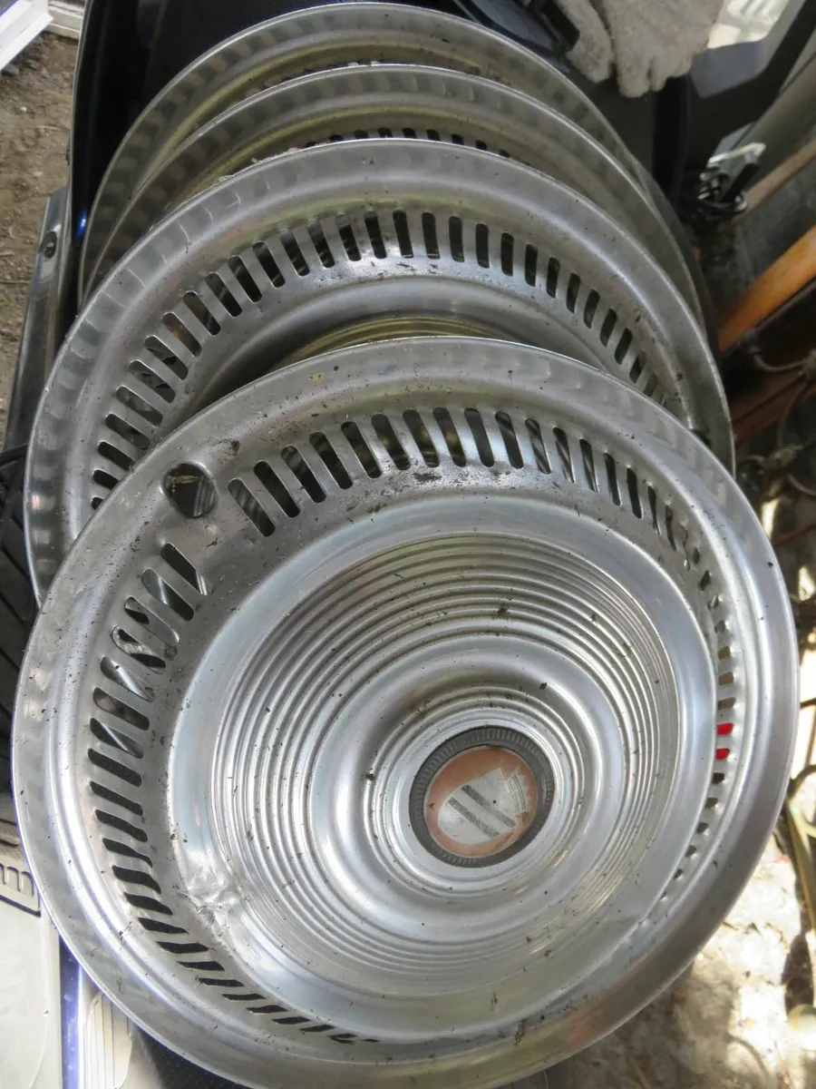 Vintage car hubcaps , 13 inch diameter - Image 3