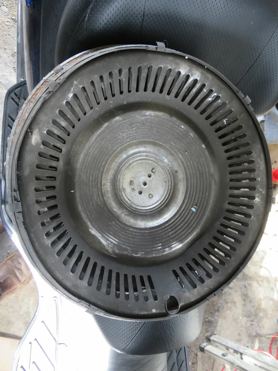 Vintage car hubcaps , 13 inch diameter - Image 4