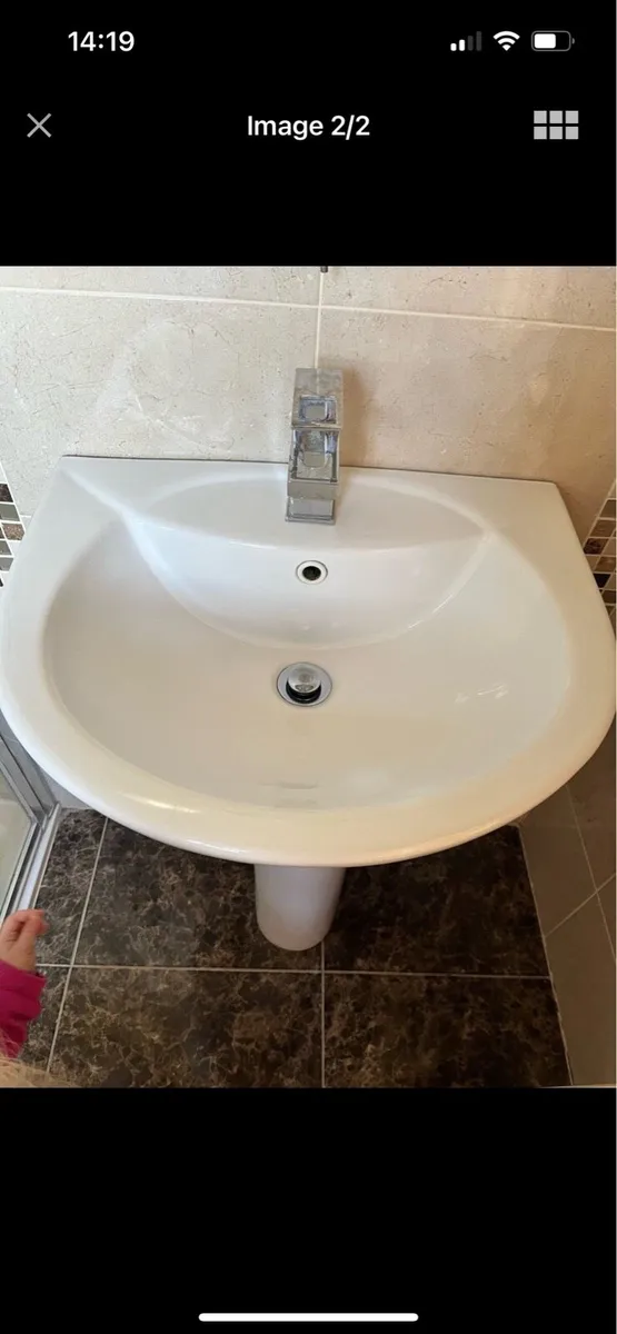 Bathroom sink - Image 1