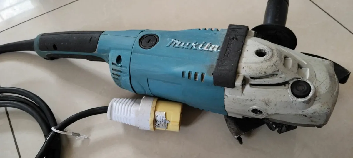 Makita GA9020 230mm 9" Angle Grinder 110v - Image 3